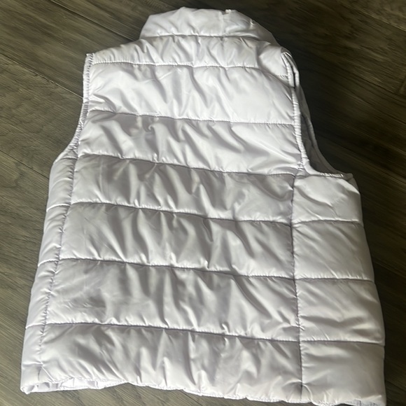Girls fleeced lined vest. Size 8 - Picture 3 of 3